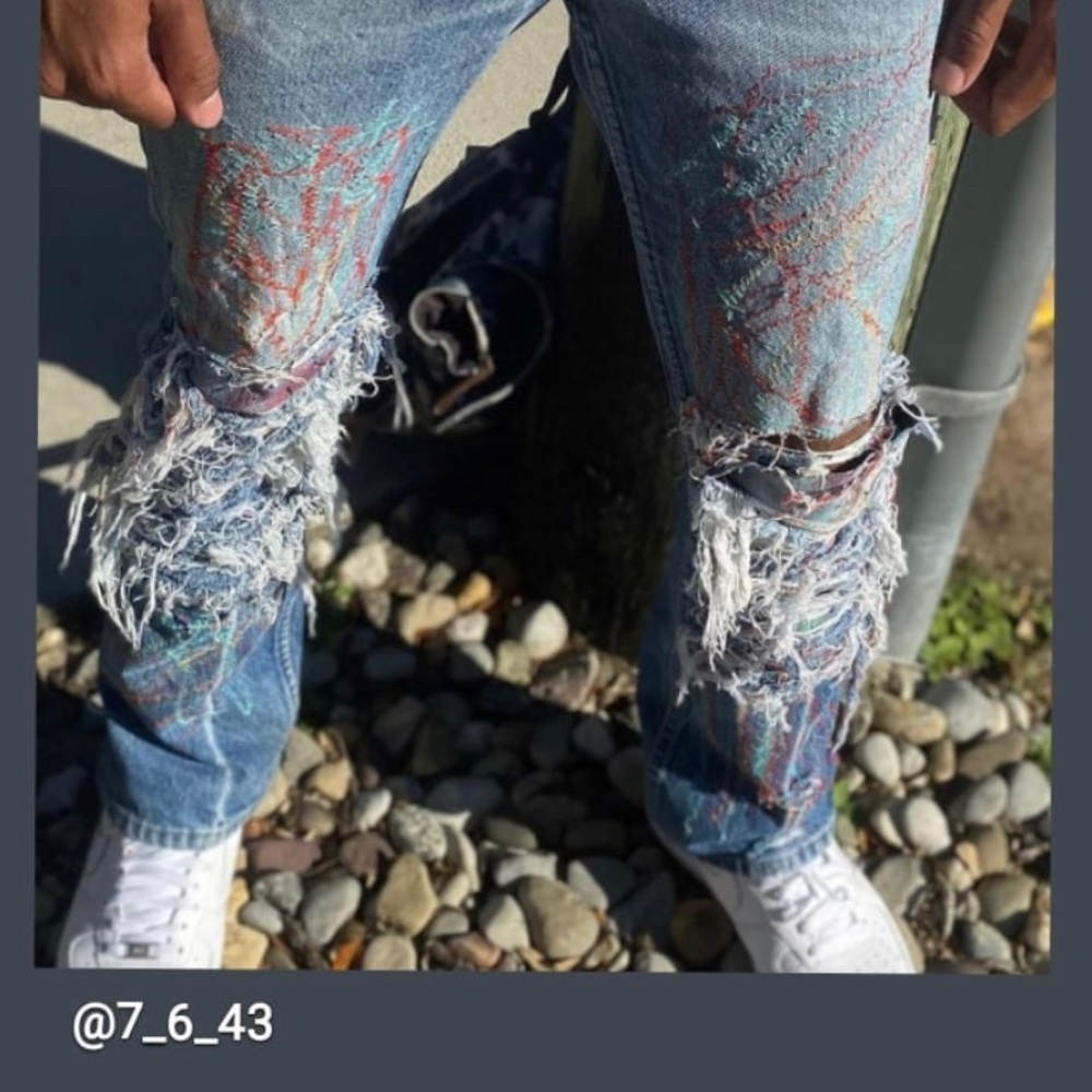 Distressed Jeans With Wild Contour Stictches